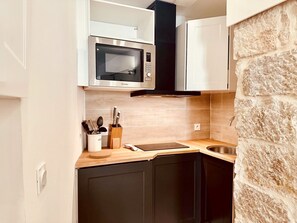 Refrigerador, microondas, cafetera/tetera, tetera/pava eléctrica