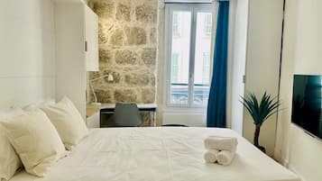 Tabla de planchar con plancha, wifi gratis y ropa de cama