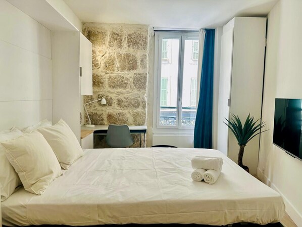 Iron/ironing board, free WiFi, bed sheets