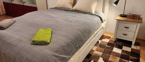 1 bedroom, desk, iron/ironing board, WiFi