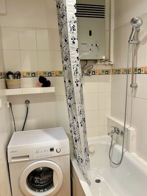 Sèche-cheveux, serviettes fournies, savon, papier toilette