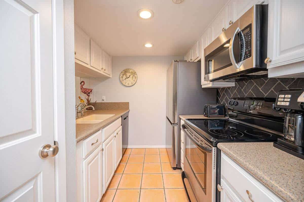 Coffee/tea maker, fridge, microwave, oven