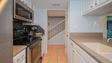Coffee/tea maker, fridge, microwave, oven