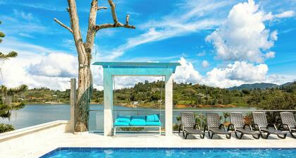 Luxury villa in front of the reservoir/16 persons