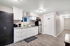 Casa económica, no fumadores, Aire acondicionado | Cocina básica privada | Frigorífico grande, microondas, placa de cocina y tostadora