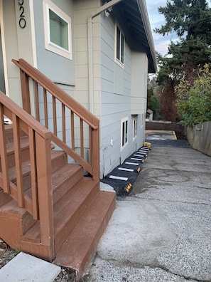 A residential building with a wooden staircase, a concrete driveway, and a mailbox marked '2020'. - Judkins Retreat - Close to Downtown (Seattle)