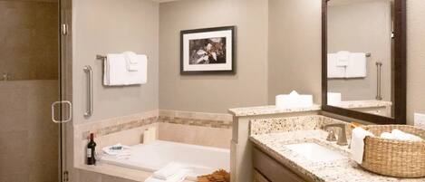 Bañera de hidromasaje, secador de pelo, toallas, jabón