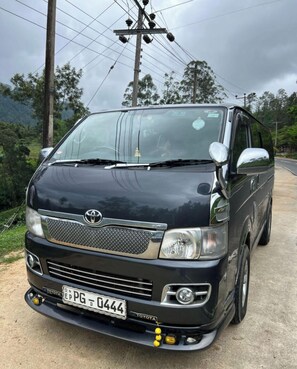 Airport shuttle - Thomasz Lodge (Kandy)