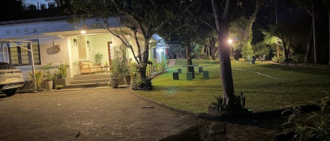 واجهة المنشأة - في المساء/الليل