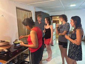 Frigorífico, microondas, placa de cocina y utensilios de cocina