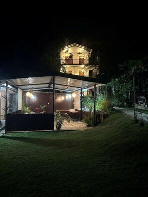 施設の正面 (日没後)