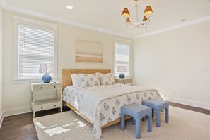 3 bedrooms, iron/ironing board, travel crib, free WiFi - Charming 3br home with golf cart next to pool and minutes to beach! (Santa Rosa Beach)