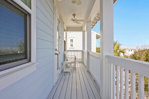 Terrace/patio - Charming 3br home with golf cart next to pool and minutes to beach! (Santa Rosa Beach)