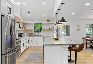 Refrigerador, parrilla de estufa, lavavajillas y cafetera y tetera