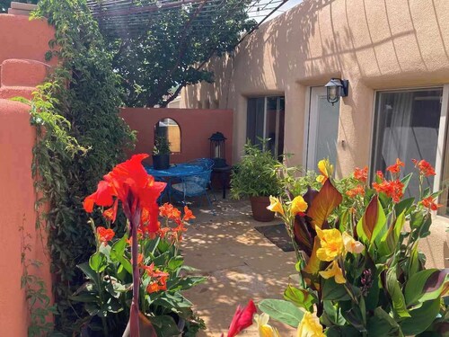  Bright & Stylish Studio – Full Kitchen, Living Room & Bedroom