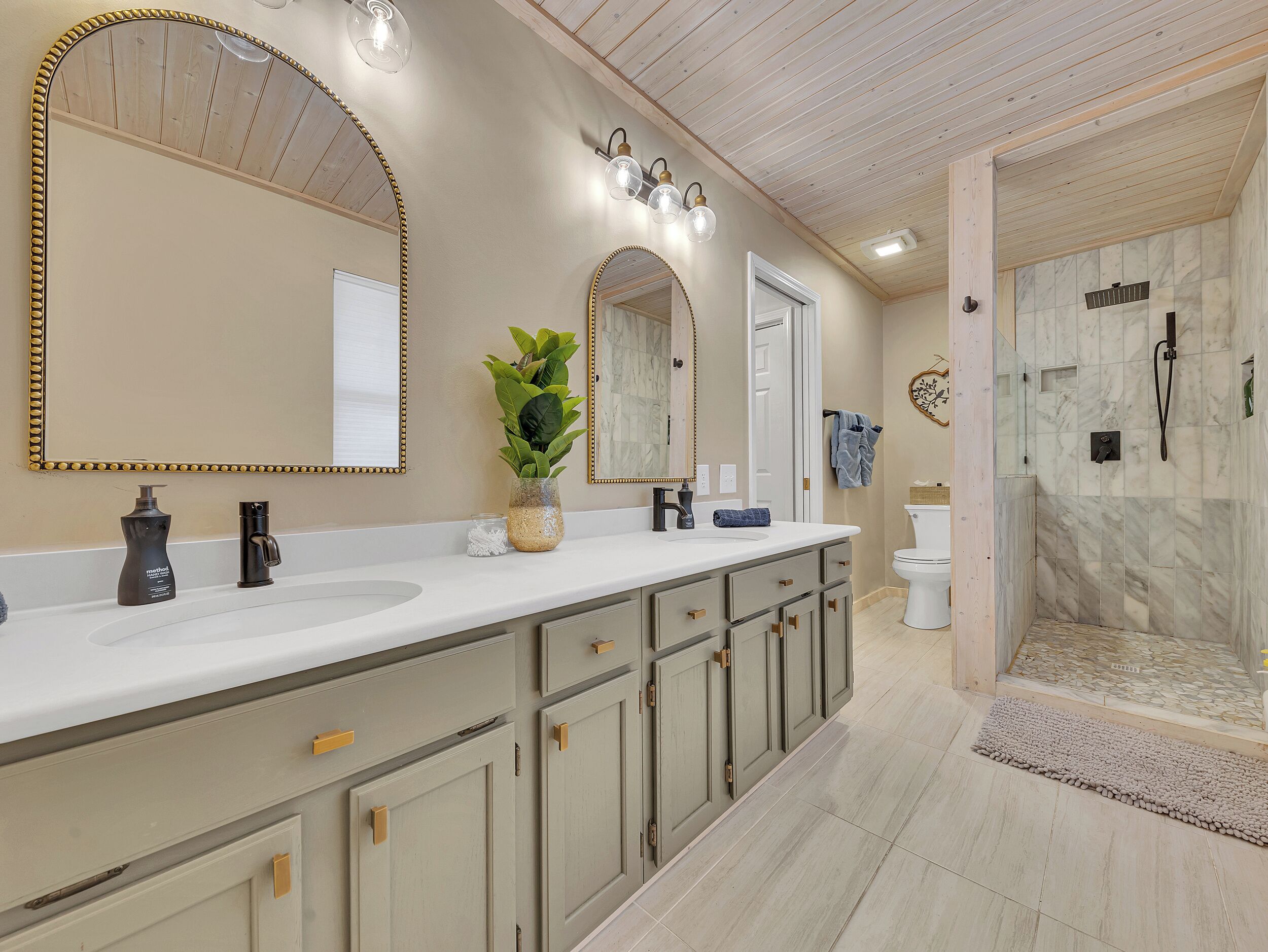Shower, hair dryer, towels, toilet paper