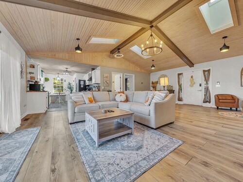 SoLuna Cottage- Private Stay in Lakeside Community