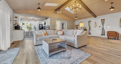 SoLuna Cottage- Private Stay in Lakeside Community