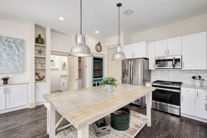 Refrigerador, microondas, horno, lavavajillas