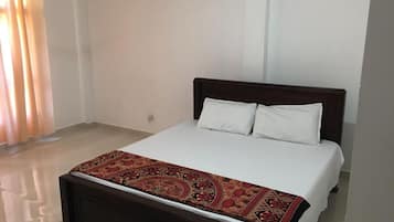 Habitación económica con 1 cama doble o 2 individuales, vistas al jardín | Escritorio y espacio para trabajar con un portátil