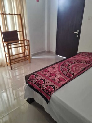 Desk, laptop workspace, iron/ironing board - Bosadi Homestay (katunayake)