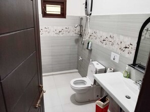 Free toiletries, bathrobes, slippers, bidet - Bosadi Homestay (katunayake)