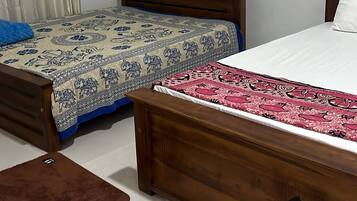 Dubbelrum eller tvåbäddsrum för familj - utsikt mot trädgården | Skrivbord, arbetsyta för laptop och strykjärn/strykbräda