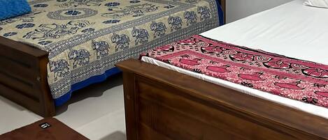 Familiekamer, 1 twee- of 2 eenpersoonsbedden, uitzicht op tuin | Een bureau, een laptopwerkplek, een strijkplank/strijkijzer