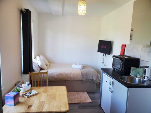 The Airport Getaway. 3 mns drive from Heathrow Aprt, relaxing and cosy space