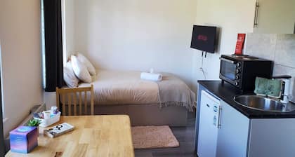 The Airport Getaway. 3 mns drive from Heathrow Aprt, relaxing and cosy space