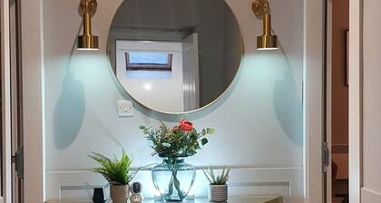 Contemporary living in a 170 year old period building close to the seafront!