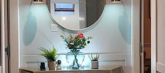 Contemporary living in a 170 year old period building close to the seafront!