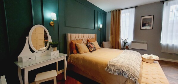 4 bedrooms, desk, iron/ironing board, travel crib