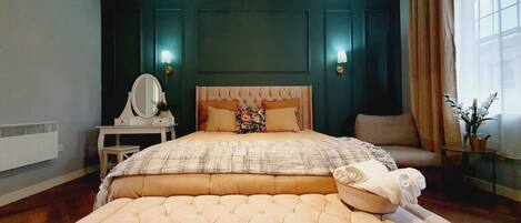 4 bedrooms, desk, iron/ironing board, travel cot