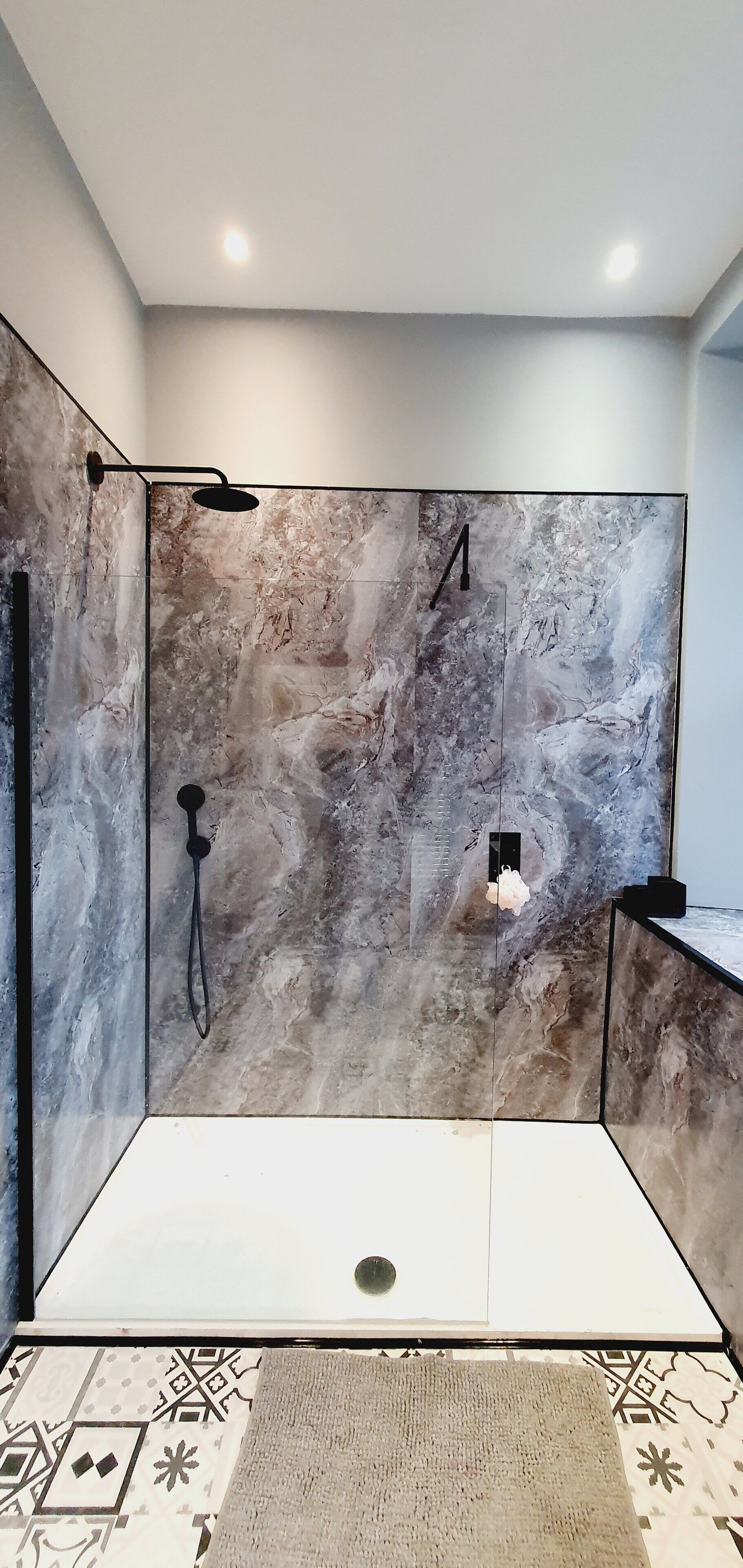 シャワー、ヘアドライヤー、タオル、石鹸