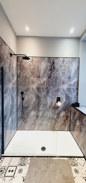 Shower, hair dryer, towels, soap - Contemporary living in a 170 year old period building close to the seafront! (Largs)