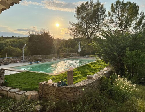 Maison familiale  avec grande piscine et jardin – Calme garanti