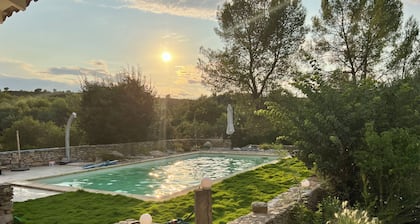 Maison familiale avec grande piscine et jardin – Calme garanti