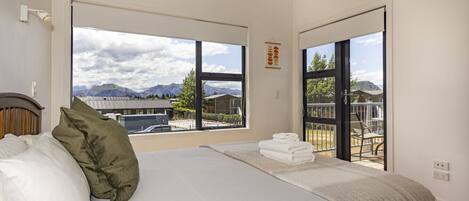 مكتب وواي فاي وملاءات أسرّة