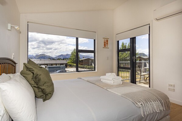 مكتب وواي فاي وملاءات أسرّة