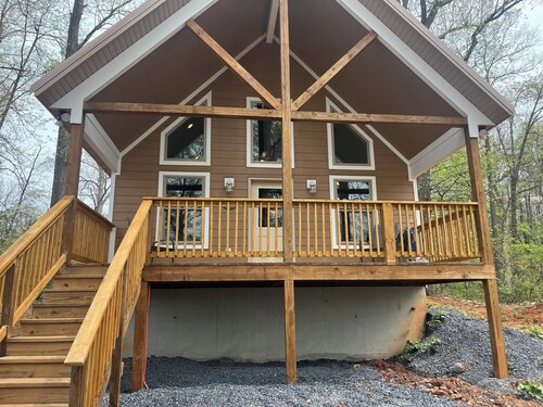 Charming 3-bedroom cabin with WiFi and AC in Rileyville. Mtn and river views.