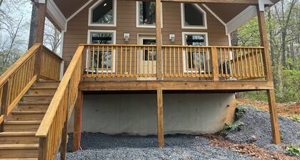 Charming 3-bedroom cabin with WiFi and AC in Rileyville. Mtn and river views.