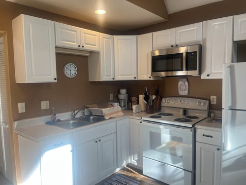 Charming 3-bedroom cabin with WiFi and AC in Rileyville. Mtn and river views.