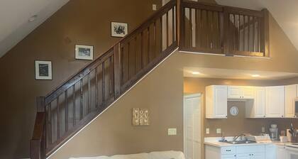 Charming 3-bedroom cabin with WiFi and AC in Rileyville. Mtn and river views.