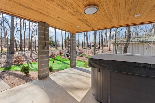 Lazy River Lodge -sleeps 7, hot tub, putting green, and shared boat slip