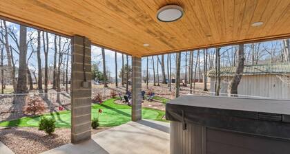 Lazy River Lodge -sleeps 7, hot tub, putting green, and shared boat slip