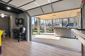 Interior - Lazy River Lodge -sleeps 7, putting green, and shared boat slip (Florence)