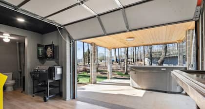 Lazy River Lodge -sleeps 7, hot tub, putting green, and shared boat slip
