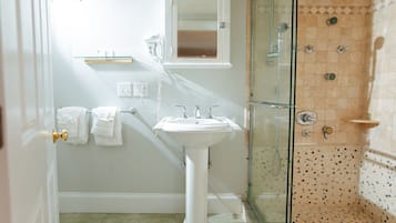 Regadera, secadora de cabello, toallas