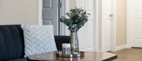 エコノミー ハウス 禁煙 冷房 | リビング エリア | 32 インチの液晶テレビ (デジタル放送視聴可)、Netflix、Hulu